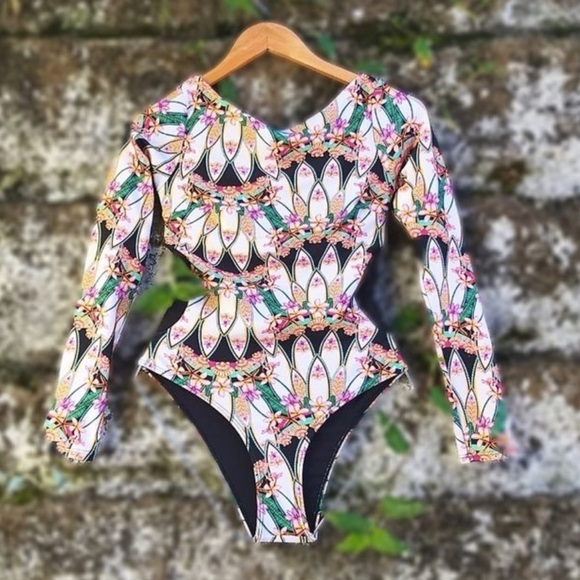 CIA Maritima- Multicolored Shell Floral Longsleeve Cutout Back bodysuit Swimsuit - Picture 2 of 8